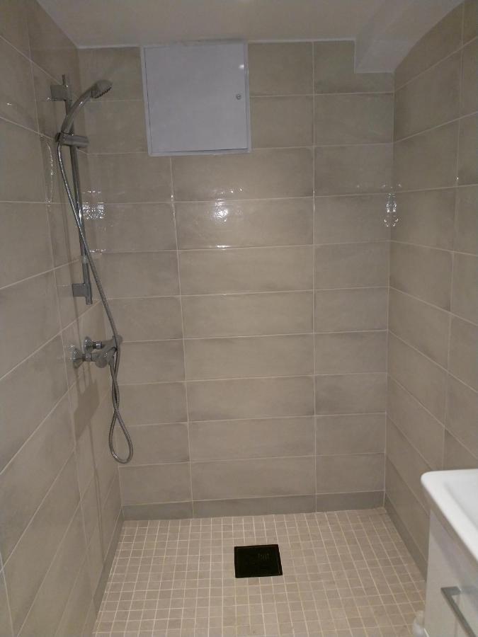 Renovated Semi- Basement 2 Bedrooms Furnished Apartment - Close To Everything In מוס מראה חיצוני תמונה