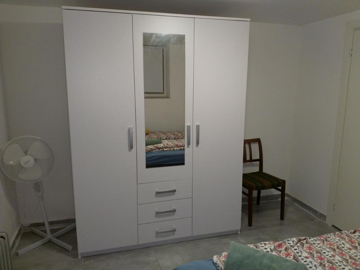 Renovated Semi- Basement 2 Bedrooms Furnished Apartment - Close To Everything In מוס מראה חיצוני תמונה