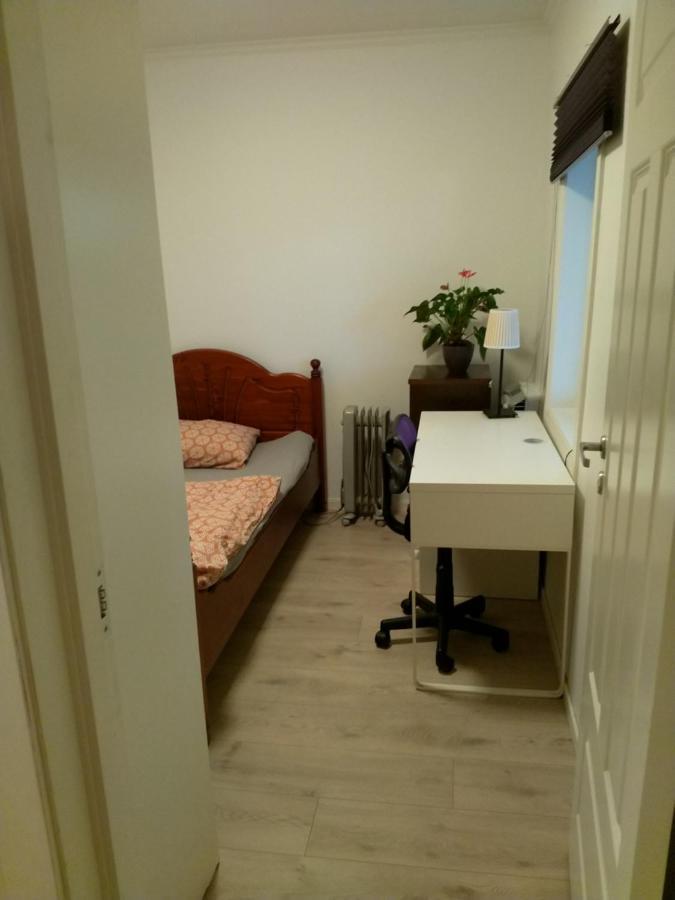 Renovated Semi- Basement 2 Bedrooms Furnished Apartment - Close To Everything In מוס מראה חיצוני תמונה