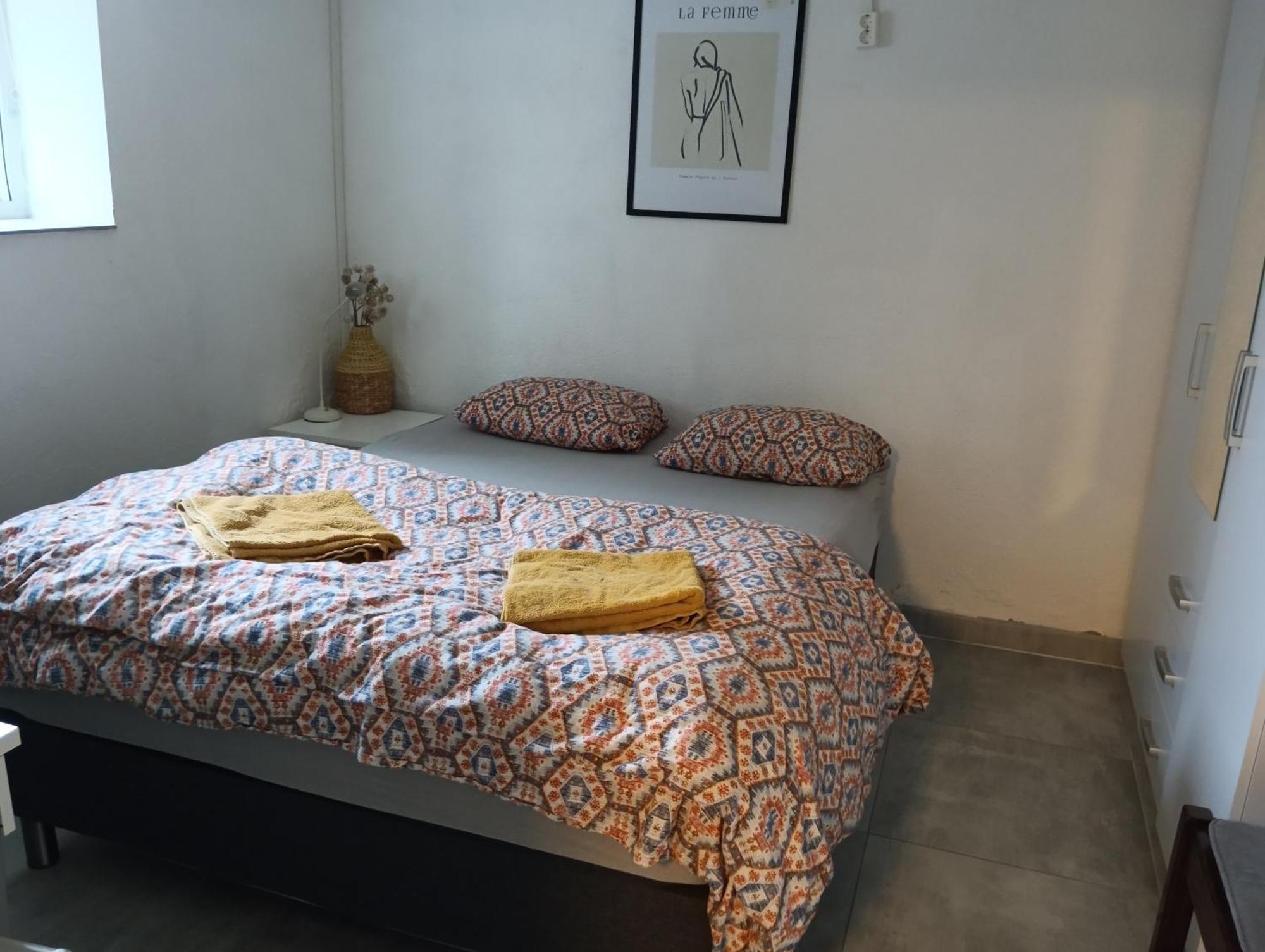Renovated Semi- Basement 2 Bedrooms Furnished Apartment - Close To Everything In מוס מראה חיצוני תמונה
